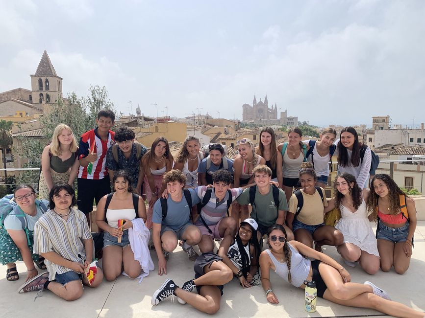 Group of high school students posing in front of a museum in Palma de Mallorca