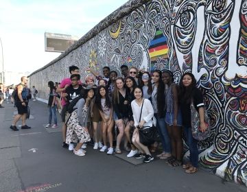 Students posing in front of the Berlin Wall