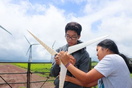 monteverde students working on wind turbine