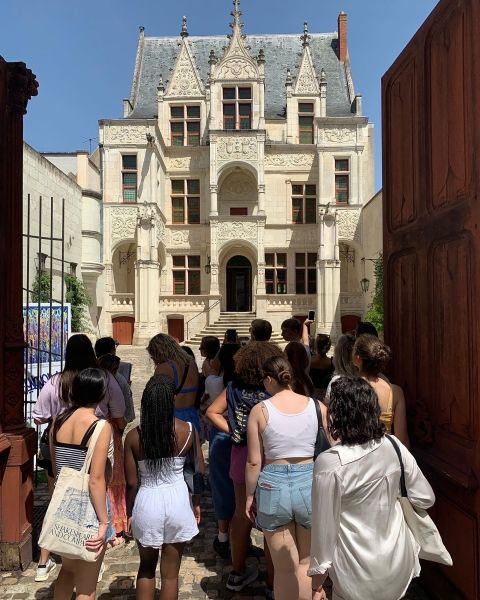 Students visiting Chambord Castle in Paris