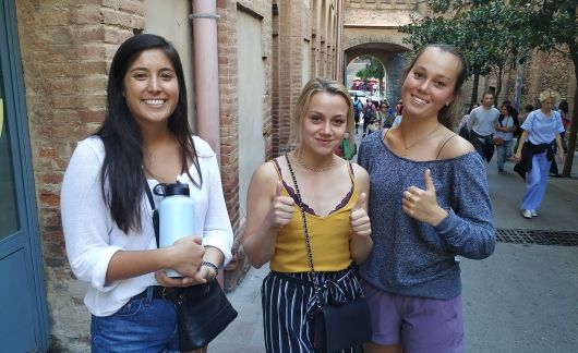 barcelona students thumbs up
