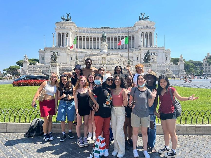 Students posing in front of Piazza Venizia in Italy