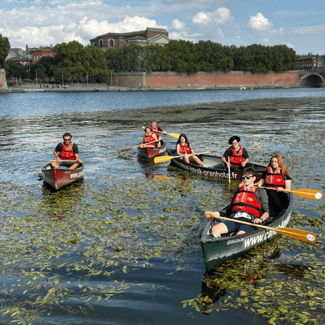 High school students canoeing in the Garonne River