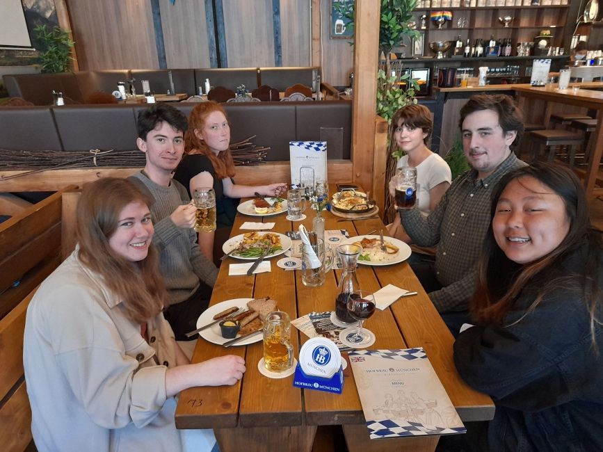 restaurant berlin students eat together