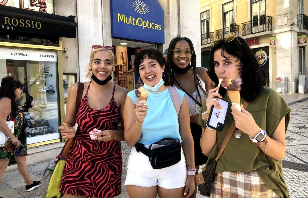 lisbon study abroad students eat ice cream