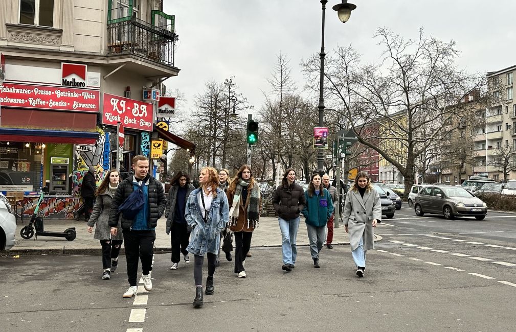 crossing street berlin