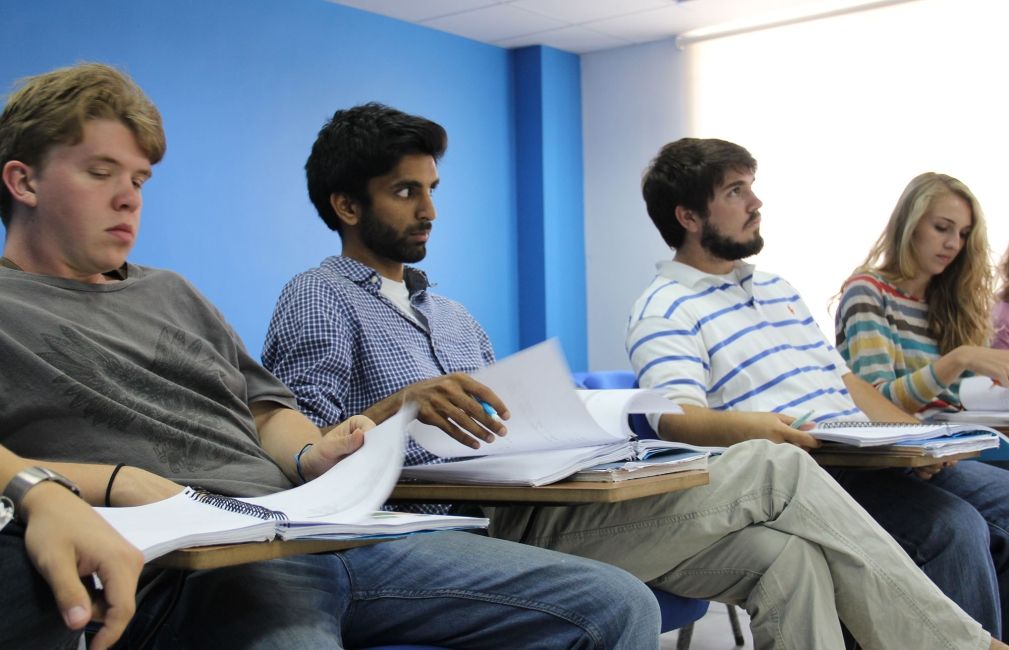 amman students learn classroom