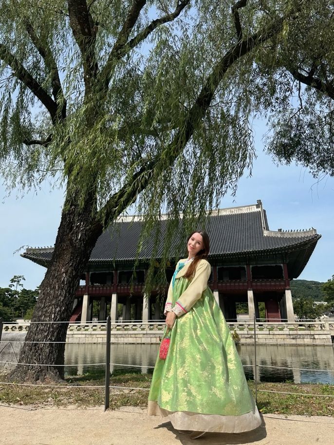 With Seoulmates we rented an Hanbok and toured Gyeongbok Palace.