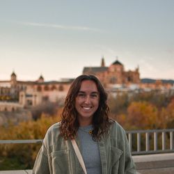 Photo of a person in front of the Mezquita-Catedral de Córdoba