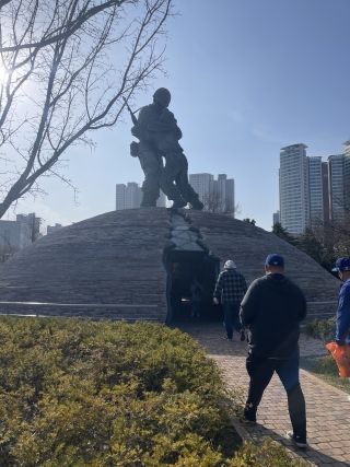 Picture showing the Statue of Brothers, located at the War Memorial of Korea