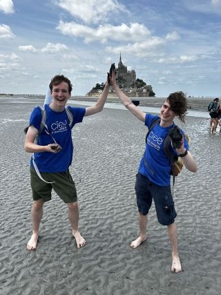 Two high schoolers on the beach in Rennes high-fiving