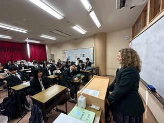 Student-presenting-in-front-of-class-japan-school