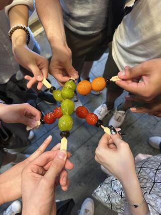 StudentsSharingTanghulu