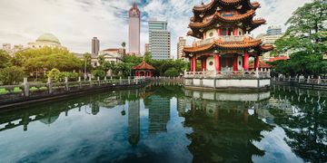 taipei-taiwan-temple-over-water.jpg