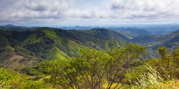 mountains-covered-by-untouched-rain-forests-in-the-puntarenas-district.jpg