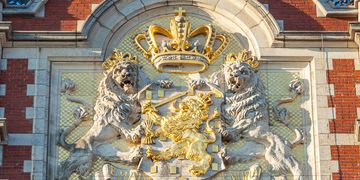amsterdam-coat-of-arms-stone-carving-central-train-station