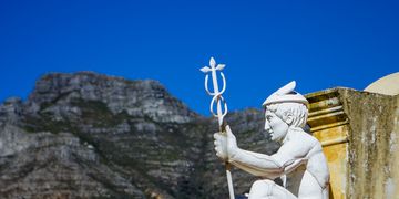 cape-town-mercury-statue-table-mountain-background