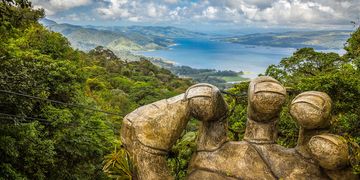 monteverde-hand-arenal-statue-lake-arenal