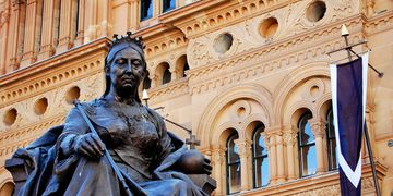 sydney-queen-victoria-statue-closeup
