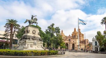 buenos aires downtown flag statue