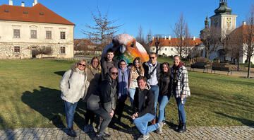 study abroad student group statue in prague