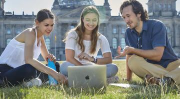 berlin reichstag laptop