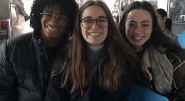 paris students abroad smiling