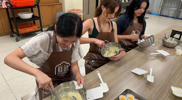 taipei-taiwan-students-making-pineapple-cakes.jpg