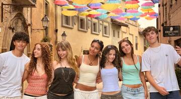hssa-barcelona-students-in-alley-with-umbrellas-module-2.JPG
