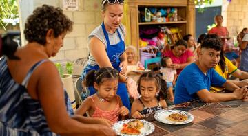 merida-yucatan-food-cooking-serving-community