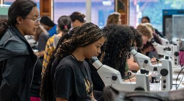 monteverde-college-lab-class-student