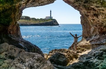 palma archway overlooking water