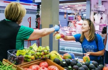 hssa palma student buying fruit