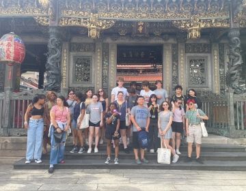 students stands in the front gate of Longshan Temple 