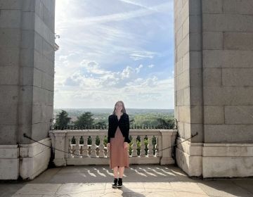 Me, Rose, standing in front of an overlook at the Palacio Real.