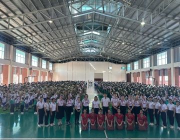 School students welcoming foreign teachers. 