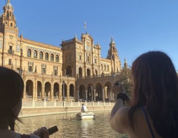 In Plaza de España, you can rent little boats for 6 euros. 