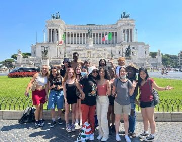 Students posing in front of Piazza Venizia in Italy