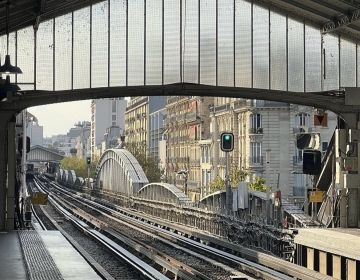 paris metro stop public transit