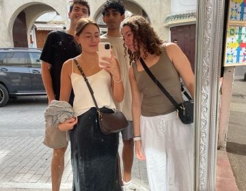 madrid students mirror selfie group