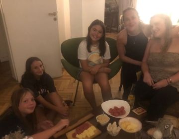 argentina students eat with host family