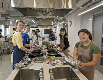 CIEE students cook bibimbap (mixed rice) at a local cooking school