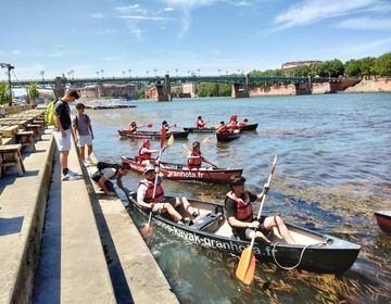 Canoeing in small groups on the Garonne river in Toulouse