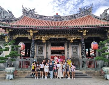 Group shot in front of Longshan Temple