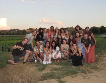 HSSA students posing for a group photo together in Florence
