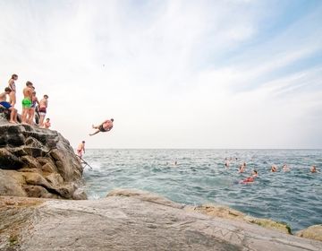 People jumping off the cliffs at 40 foot beach