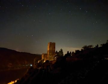 a view of the castle Burg Gutenfels at night with the stars