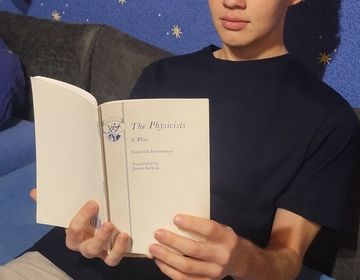 Reading "Die Physiker" in English helped Thomas improve his understanding of the work.