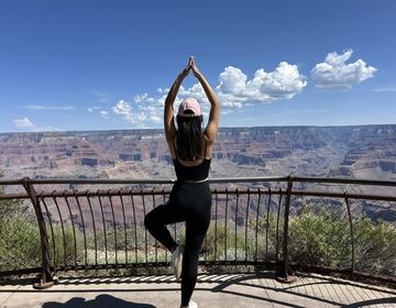 Yi Lun poses at the Grand Canyon.