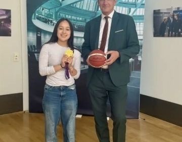 Hanna Nguyen stands with Jens Nettekoven, the state representative of Wahlkreis 35 (Radevormwald/Remscheid) in Germany